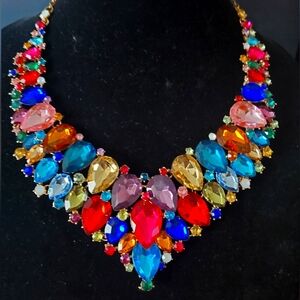 Beautiful bib necklace w/Large multi color stones